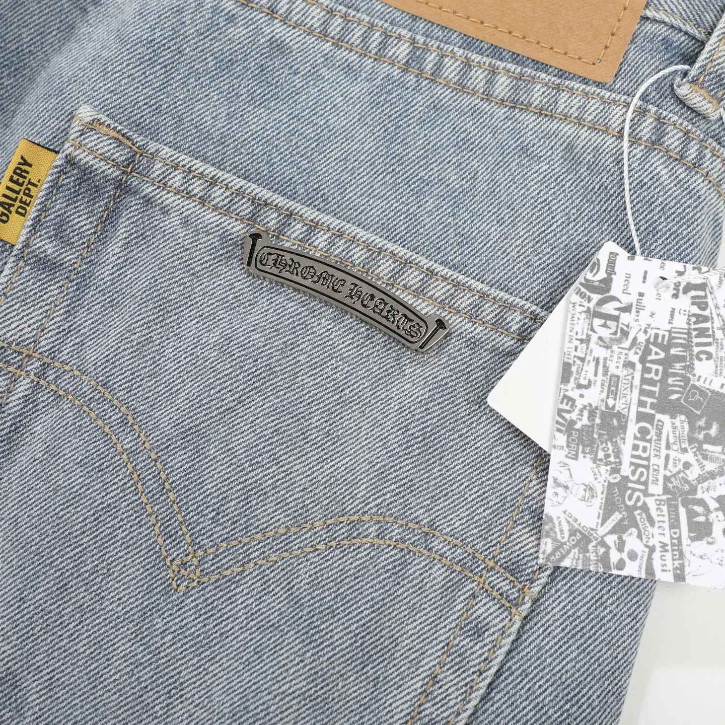P280 Chrome Heart ｜Chrome Heart CH Heavy Industry Horsehair Spliced Flared Leather Jeans- 7*7 tannin 13.5 ammonia blue cow fabric, spliced with different colors of distressed denim, complete set of denim washing processes such as stone grinding, desizing, malaysian, hand rubbing, hanging grinding, fermentation washing, full spray, cat suede, etc. The genuine leather cross is made of natural horse hair and first-layer sheepskin. Because of the natural color of horse hair, different parts of the fur have different shades, and each pair is different, which is different from the imitation leather on the market. Each pair is the same; because the trousers are custom-made cross genuine leather trousers, they need to be disassembled many times, which is troublesome to sew and the shipment is very slow. Color: Spliced blue Size: 28 30 32 34 36